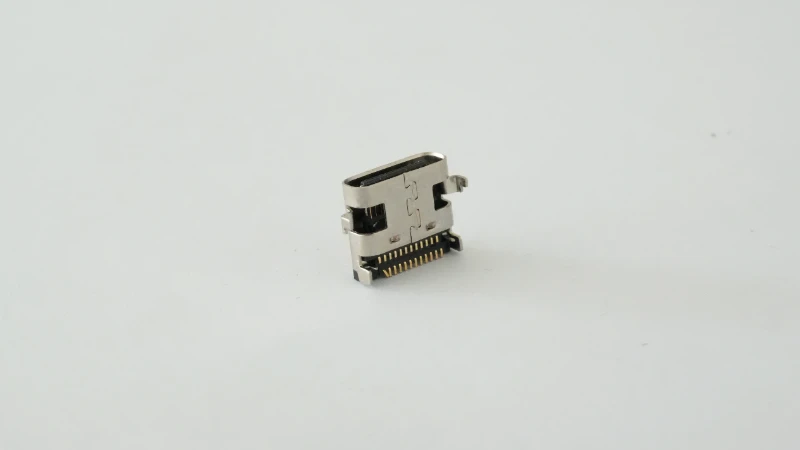 USB Type-C 24Pin SMT female connector with a 0.8mm mid-mounted ground plate